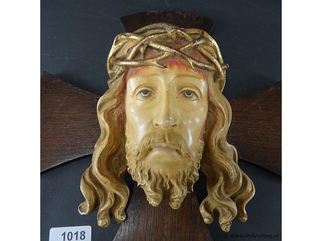 Antiek houten kruisbeeld met een polychroom handbeschilderd hoofd van jezus christus met een doornenkroon - afbeelding 3 van  5