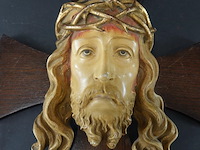 Antiek houten kruisbeeld met een polychroom handbeschilderd hoofd van jezus christus met een doornenkroon - afbeelding 3 van  5