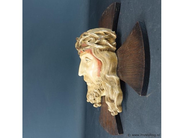 Antiek houten kruisbeeld met een polychroom handbeschilderd hoofd van jezus christus met een doornenkroon - afbeelding 4 van  5