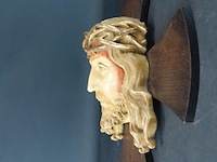 Antiek houten kruisbeeld met een polychroom handbeschilderd hoofd van jezus christus met een doornenkroon - afbeelding 4 van  5