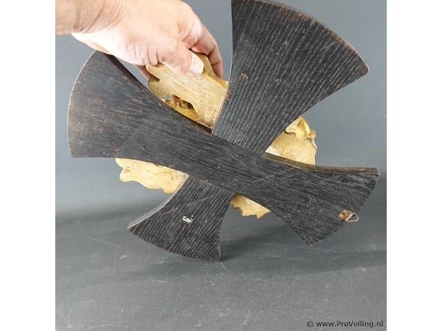 Antiek houten kruisbeeld met een polychroom handbeschilderd hoofd van jezus christus met een doornenkroon - afbeelding 5 van  5