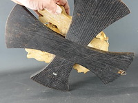 Antiek houten kruisbeeld met een polychroom handbeschilderd hoofd van jezus christus met een doornenkroon - afbeelding 5 van  5