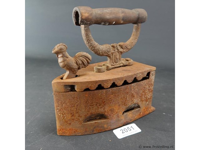 Antiek ijzeren strijkijzer - afbeelding 1 van  5