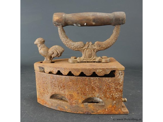 Antiek ijzeren strijkijzer - afbeelding 2 van  5