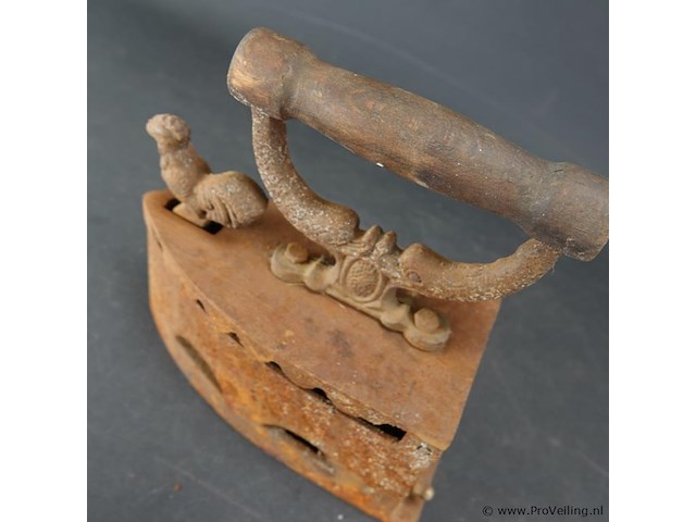 Antiek ijzeren strijkijzer - afbeelding 3 van  5