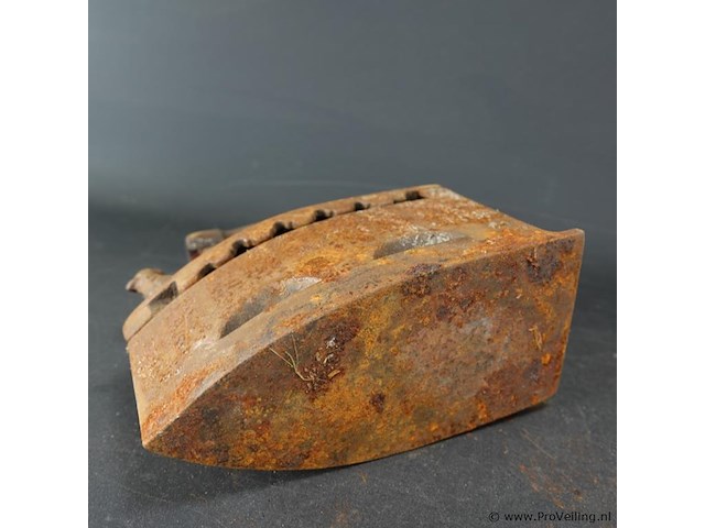 Antiek ijzeren strijkijzer - afbeelding 5 van  5