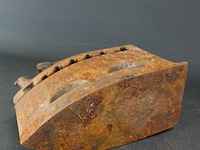 Antiek ijzeren strijkijzer - afbeelding 5 van  5