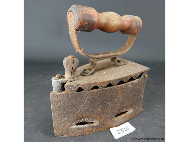 Antiek ijzeren strijkijzer - afbeelding 1 van  5