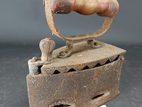 Antiek ijzeren strijkijzer - afbeelding 1 van  5