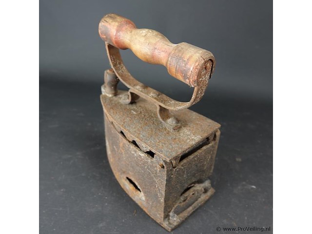 Antiek ijzeren strijkijzer - afbeelding 2 van  5