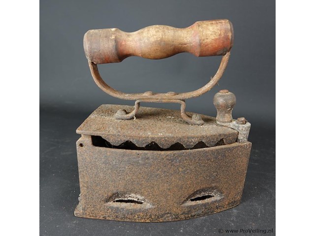 Antiek ijzeren strijkijzer - afbeelding 3 van  5