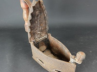 Antiek ijzeren strijkijzer - afbeelding 4 van  5