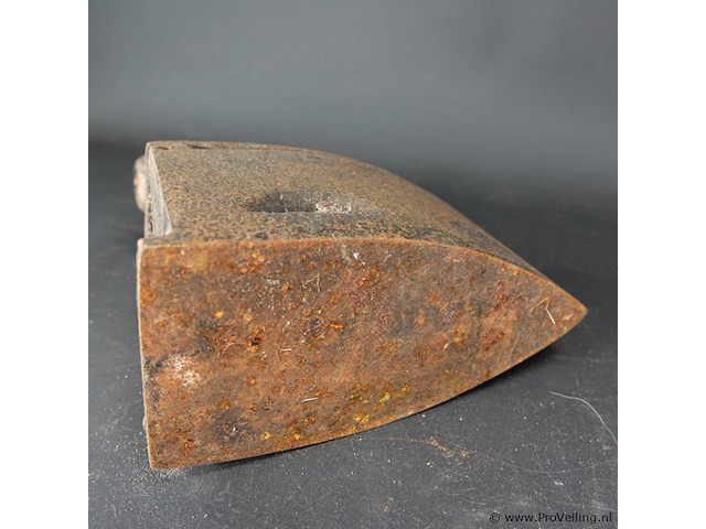 Antiek ijzeren strijkijzer - afbeelding 5 van  5