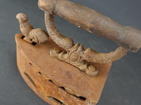 Antiek ijzeren strijkijzer - afbeelding 3 van  5