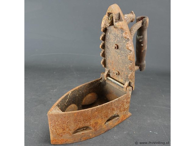 Antiek ijzeren strijkijzer - afbeelding 4 van  5