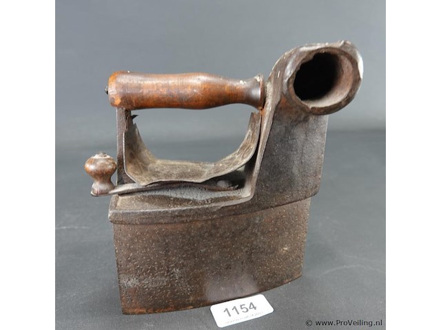 Antiek ijzeren strijkijzer - afbeelding 1 van  5