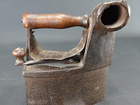 Antiek ijzeren strijkijzer - afbeelding 1 van  5