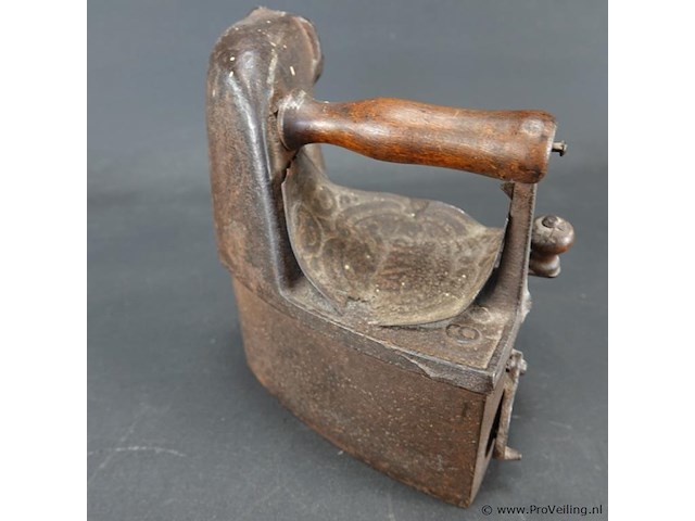 Antiek ijzeren strijkijzer - afbeelding 3 van  5