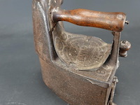 Antiek ijzeren strijkijzer - afbeelding 3 van  5