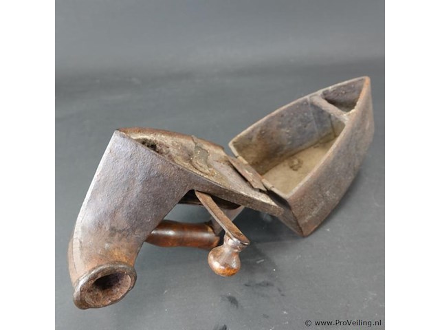 Antiek ijzeren strijkijzer - afbeelding 4 van  5