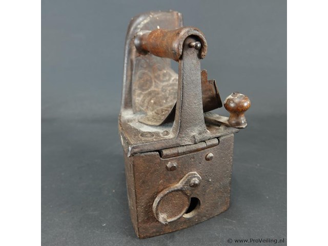 Antiek ijzeren strijkijzer - afbeelding 5 van  5