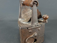 Antiek ijzeren strijkijzer - afbeelding 5 van  5