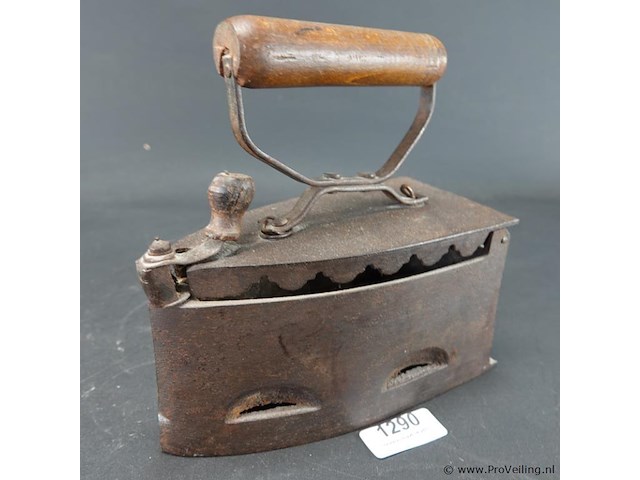 Antiek ijzeren strijkijzer - afbeelding 1 van  5