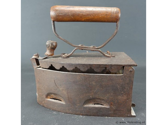 Antiek ijzeren strijkijzer - afbeelding 2 van  5