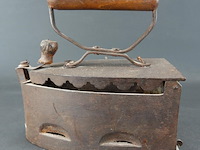 Antiek ijzeren strijkijzer - afbeelding 2 van  5