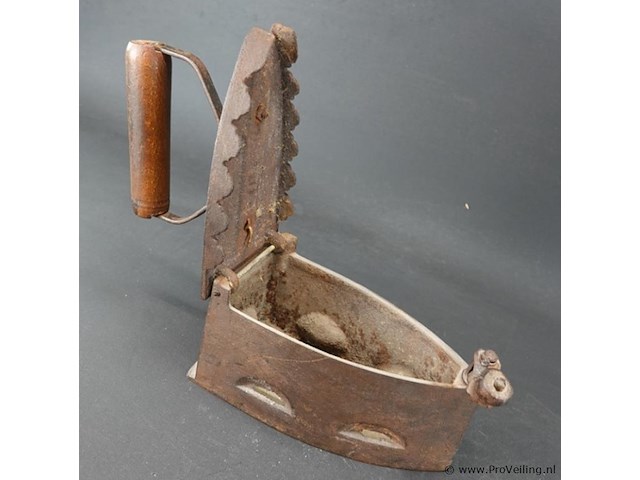 Antiek ijzeren strijkijzer - afbeelding 4 van  5