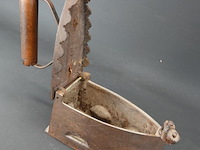 Antiek ijzeren strijkijzer - afbeelding 4 van  5