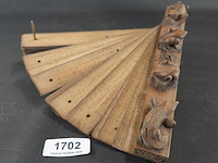 Antiek indisch palmbladmanuscript met fraai gedetailleerd houtsnijwerk - afbeelding 1 van  5
