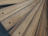 Antiek indisch palmbladmanuscript met fraai gedetailleerd houtsnijwerk - afbeelding 2 van  5