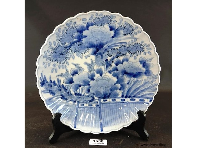 Antiek japans imari-porseleinen bord, waarschijnlijk uit de edo- of meiji-periode. - afbeelding 1 van  5