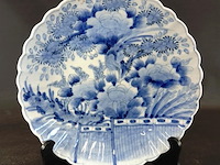 Antiek japans imari-porseleinen bord, waarschijnlijk uit de edo- of meiji-periode. - afbeelding 1 van  5