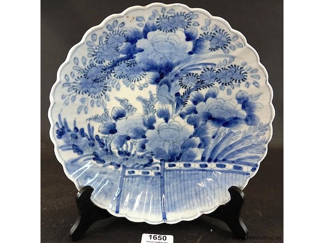 Antiek japans imari-porseleinen bord, waarschijnlijk uit de edo- of meiji-periode. - afbeelding 2 van  5