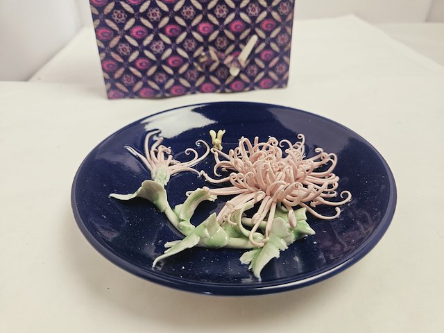 Antiek japans sierbord kunstwerk inclusief houten stand - afbeelding 3 van  5