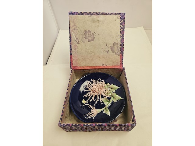 Antiek japans sierbord kunstwerk inclusief houten stand - afbeelding 3 van  5