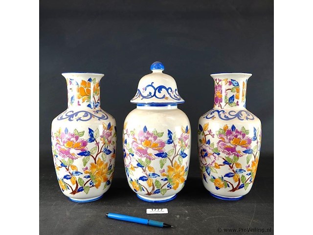 Antiek keramisch kaststel met een handgeschilderd polychroom bloemmotief in delftse stijl - afbeelding 1 van  5