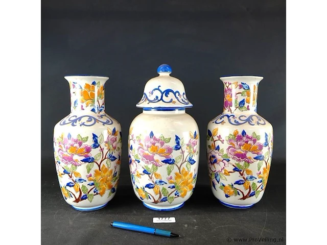 Antiek keramisch kaststel met een handgeschilderd polychroom bloemmotief in delftse stijl - afbeelding 1 van  5