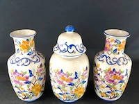 Antiek keramisch kaststel met een handgeschilderd polychroom bloemmotief in delftse stijl - afbeelding 2 van  5