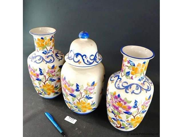 Antiek keramisch kaststel met een handgeschilderd polychroom bloemmotief in delftse stijl - afbeelding 3 van  5