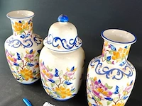 Antiek keramisch kaststel met een handgeschilderd polychroom bloemmotief in delftse stijl - afbeelding 3 van  5
