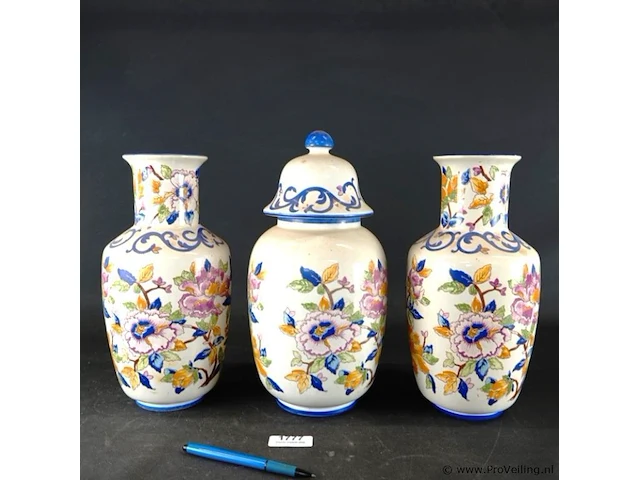Antiek keramisch kaststel met een handgeschilderd polychroom bloemmotief in delftse stijl - afbeelding 4 van  5