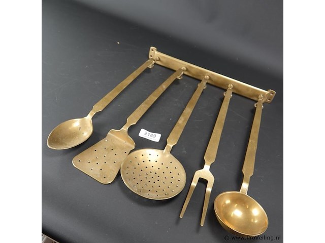 Antiek messing keukenrek met keukengerei - afbeelding 1 van  5