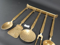 Antiek messing keukenrek met keukengerei - afbeelding 1 van  5