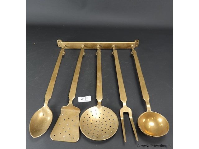 Antiek messing keukenrek met keukengerei - afbeelding 2 van  5