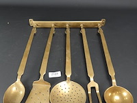 Antiek messing keukenrek met keukengerei - afbeelding 2 van  5