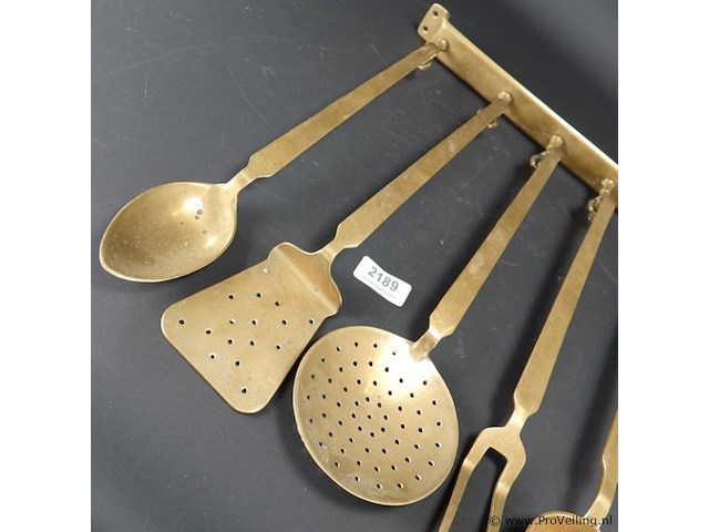 Antiek messing keukenrek met keukengerei - afbeelding 3 van  5