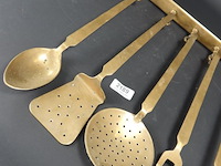 Antiek messing keukenrek met keukengerei - afbeelding 3 van  5